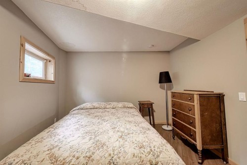 283096 Range Rd 51, Rural Rocky View County, AB - Indoor Photo Showing Bedroom