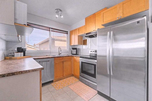 336 Penworth Way Se, Calgary, AB - Indoor Photo Showing Kitchen