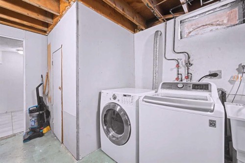 336 Penworth Way Se, Calgary, AB - Indoor Photo Showing Laundry Room