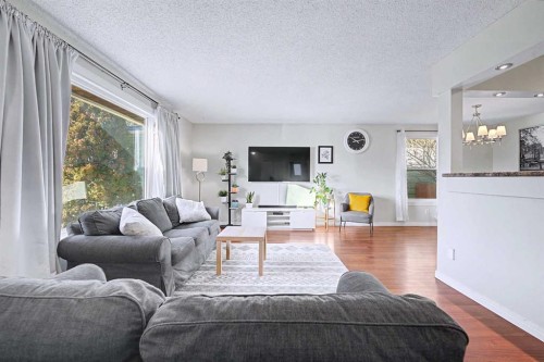 336 Penworth Way Se, Calgary, AB - Indoor Photo Showing Living Room