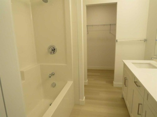 403-70 Sage Hill Walk Nw, Calgary, AB - Indoor Photo Showing Bathroom