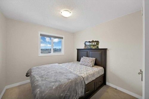 122 Kingfisher Crescent Se, Airdrie, AB - Indoor Photo Showing Bedroom
