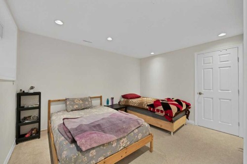 122 Kingfisher Crescent Se, Airdrie, AB - Indoor Photo Showing Bedroom