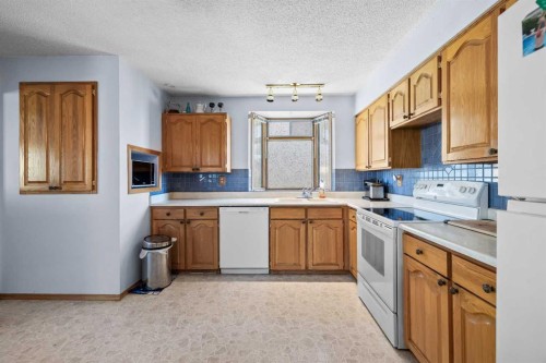 3236 Doverville Crescent Se, Calgary, AB - Indoor Photo Showing Kitchen