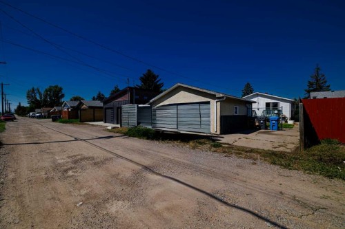 3236 Doverville Crescent Se, Calgary, AB - Outdoor