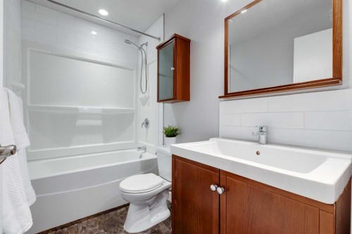 8111 Ranchview Drive Nw, Calgary, AB - Indoor Photo Showing Bathroom