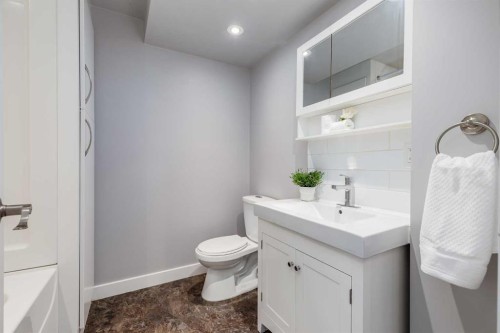 8111 Ranchview Drive Nw, Calgary, AB - Indoor Photo Showing Bathroom