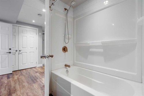 8111 Ranchview Drive Nw, Calgary, AB - Indoor Photo Showing Bathroom