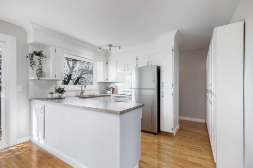8111 Ranchview Drive Nw, Calgary, AB - Indoor Photo Showing Kitchen