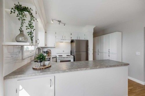 8111 Ranchview Drive Nw, Calgary, AB - Indoor Photo Showing Kitchen