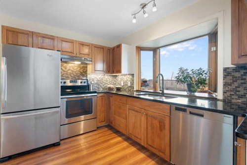 308 Hunterbrook Place Nw, Calgary, AB - Indoor Photo Showing Kitchen