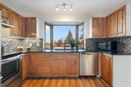 308 Hunterbrook Place Nw, Calgary, AB - Indoor Photo Showing Kitchen