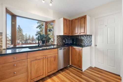 308 Hunterbrook Place Nw, Calgary, AB - Indoor Photo Showing Kitchen
