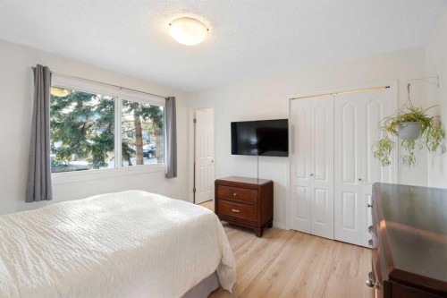 308 Hunterbrook Place Nw, Calgary, AB - Indoor Photo Showing Bedroom