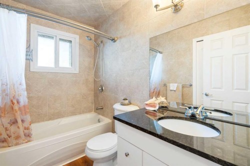 308 Hunterbrook Place Nw, Calgary, AB - Indoor Photo Showing Bathroom