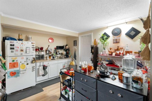308 Hunterbrook Place Nw, Calgary, AB - Indoor Photo Showing Kitchen