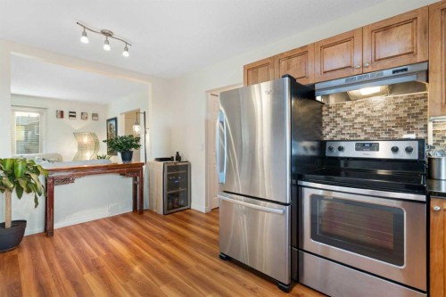 308 Hunterbrook Place Nw, Calgary, AB - Indoor Photo Showing Kitchen