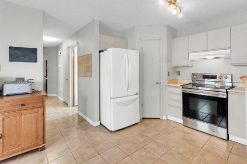 8035 Laguna Way Ne, Calgary, AB - Indoor Photo Showing Kitchen