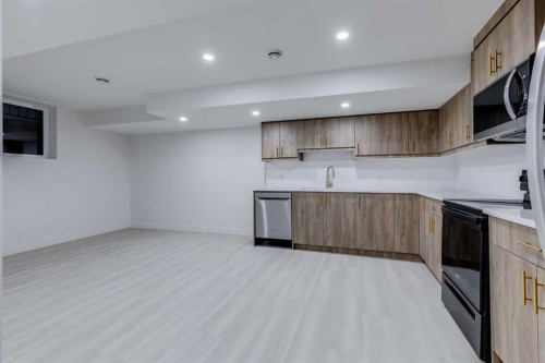 116 Deer Run Close Se, Calgary, AB - Indoor Photo Showing Kitchen