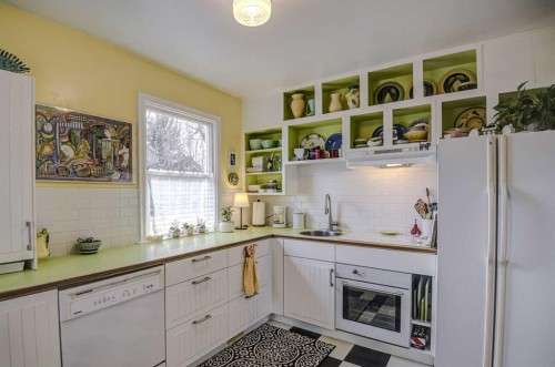 614 22 Avenue Ne, Calgary, AB - Indoor Photo Showing Kitchen