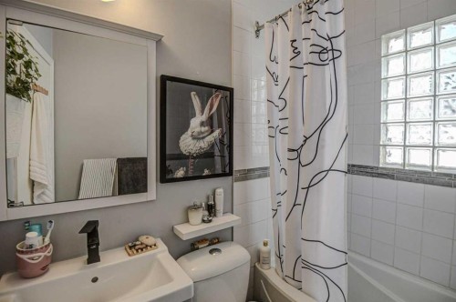 614 22 Avenue Ne, Calgary, AB - Indoor Photo Showing Bathroom