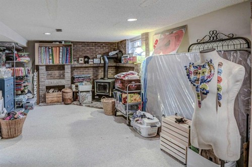 614 22 Avenue Ne, Calgary, AB - Indoor With Fireplace