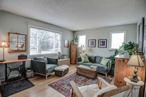 614 22 Avenue Ne, Calgary, AB - Indoor Photo Showing Living Room