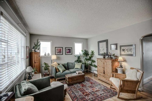 614 22 Avenue Ne, Calgary, AB - Indoor Photo Showing Living Room