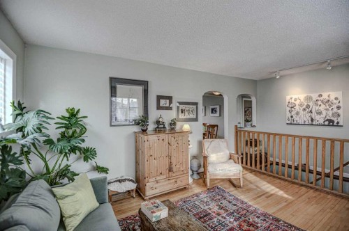 614 22 Avenue Ne, Calgary, AB - Indoor Photo Showing Other Room