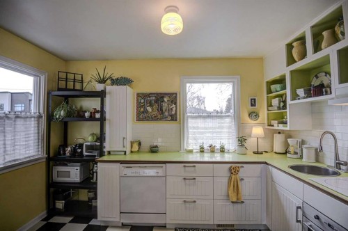 614 22 Avenue Ne, Calgary, AB - Indoor Photo Showing Kitchen