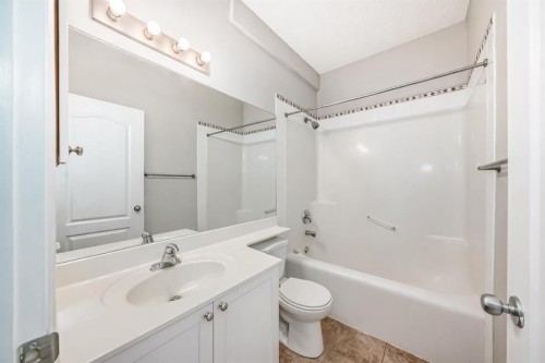 225-333 Riverfront Avenue Se, Calgary, AB - Indoor Photo Showing Bathroom