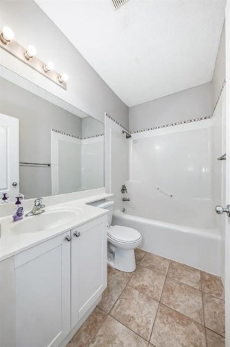225-333 Riverfront Avenue Se, Calgary, AB - Indoor Photo Showing Bathroom