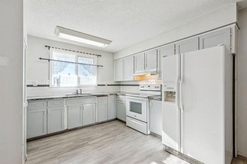 3640 Dover Ridge Drive Se, Calgary, AB - Indoor Photo Showing Kitchen