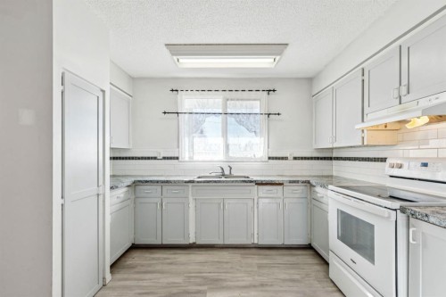 3640 Dover Ridge Drive Se, Calgary, AB - Indoor Photo Showing Kitchen