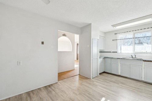 3640 Dover Ridge Drive Se, Calgary, AB - Indoor Photo Showing Kitchen