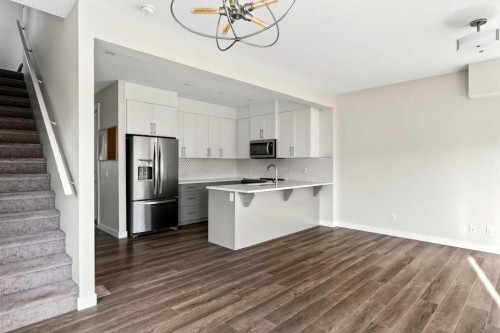 168 Crestridge Common Sw, Calgary, AB - Indoor Photo Showing Kitchen