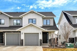 168 Crestridge Common SW Calgary, AB T3B 6J5