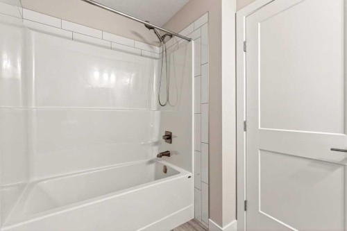 168 Crestridge Common Sw, Calgary, AB - Indoor Photo Showing Bathroom