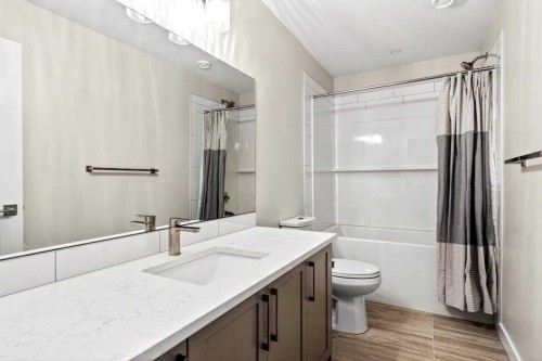 168 Crestridge Common Sw, Calgary, AB - Indoor Photo Showing Bathroom