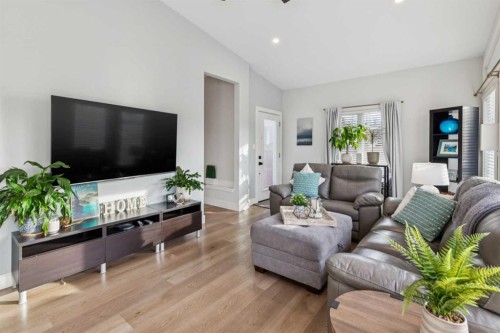 412 Athlone Road Se, Calgary, AB - Indoor Photo Showing Living Room