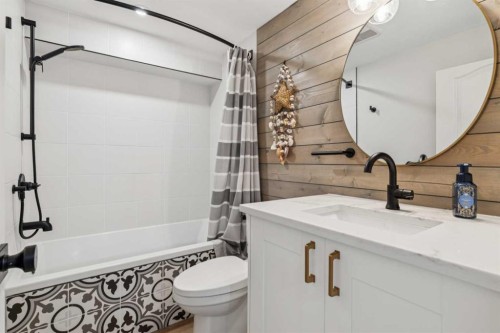 412 Athlone Road Se, Calgary, AB - Indoor Photo Showing Bathroom