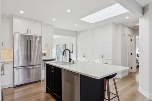 412 Athlone Road Se, Calgary, AB - Indoor Photo Showing Kitchen With Upgraded Kitchen