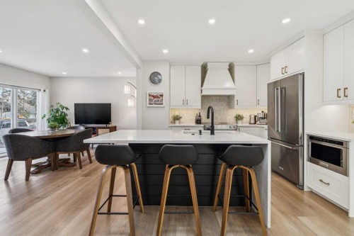 412 Athlone Road Se, Calgary, AB - Indoor Photo Showing Kitchen With Upgraded Kitchen