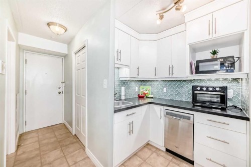 303-319 2 Avenue, Strathmore, AB - Indoor Photo Showing Kitchen