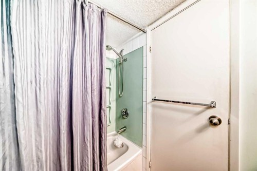 303-319 2 Avenue, Strathmore, AB - Indoor Photo Showing Bathroom
