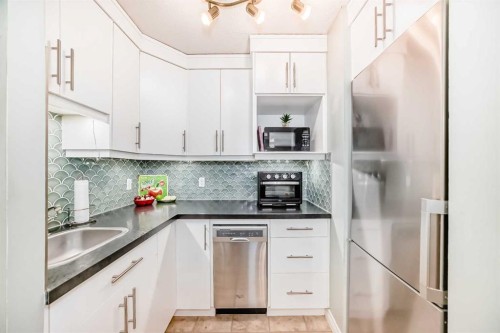 303-319 2 Avenue, Strathmore, AB - Indoor Photo Showing Kitchen With Stainless Steel Kitchen With Upgraded Kitchen
