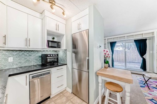 303-319 2 Avenue, Strathmore, AB - Indoor Photo Showing Kitchen With Stainless Steel Kitchen