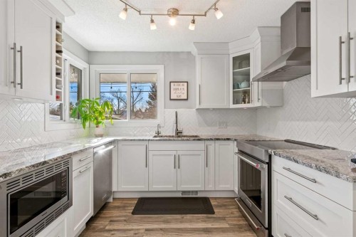 304 Wascana Crescent Se, Calgary, AB - Indoor Photo Showing Kitchen With Stainless Steel Kitchen With Upgraded Kitchen