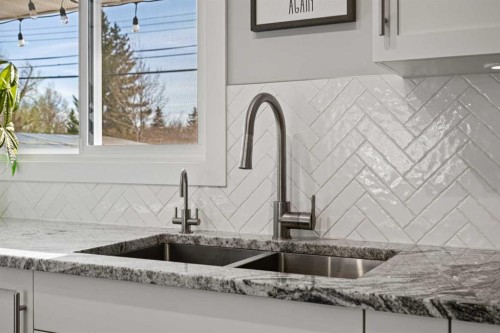 304 Wascana Crescent Se, Calgary, AB - Indoor Photo Showing Kitchen With Double Sink With Upgraded Kitchen