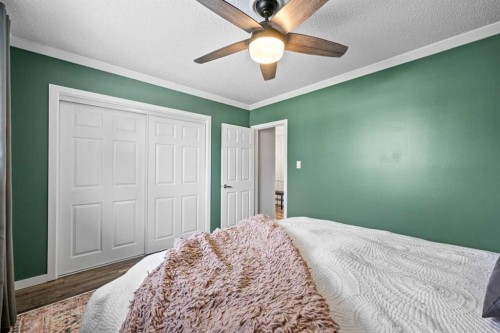 304 Wascana Crescent Se, Calgary, AB - Indoor Photo Showing Bedroom